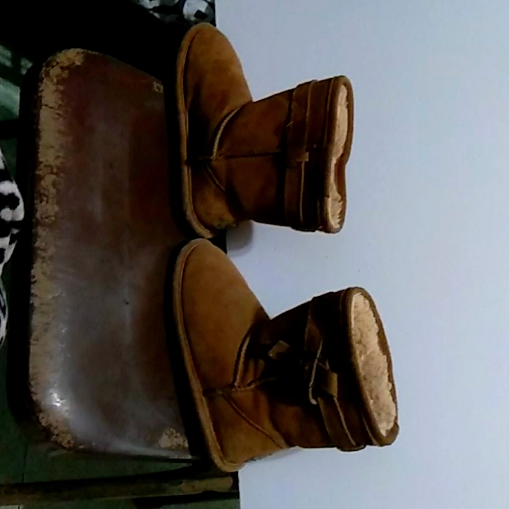 Bearpaw little girls tan winter boots.